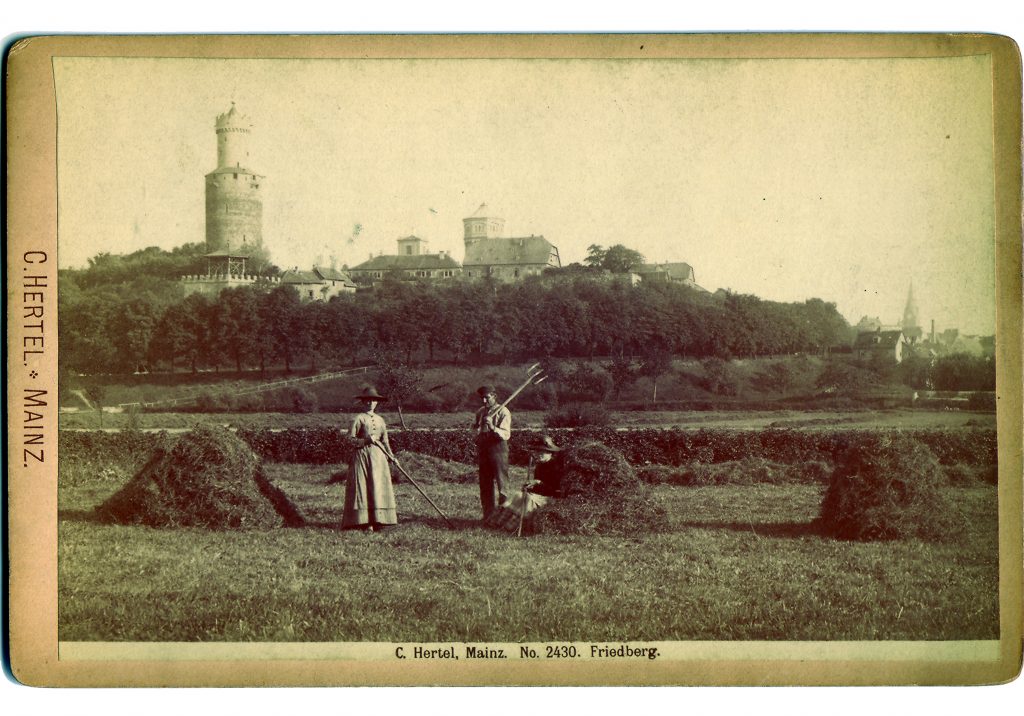 Heuernte auf dem heutigen Burgfeld vor 1893, Foto: Stadtarchiv Friedberg